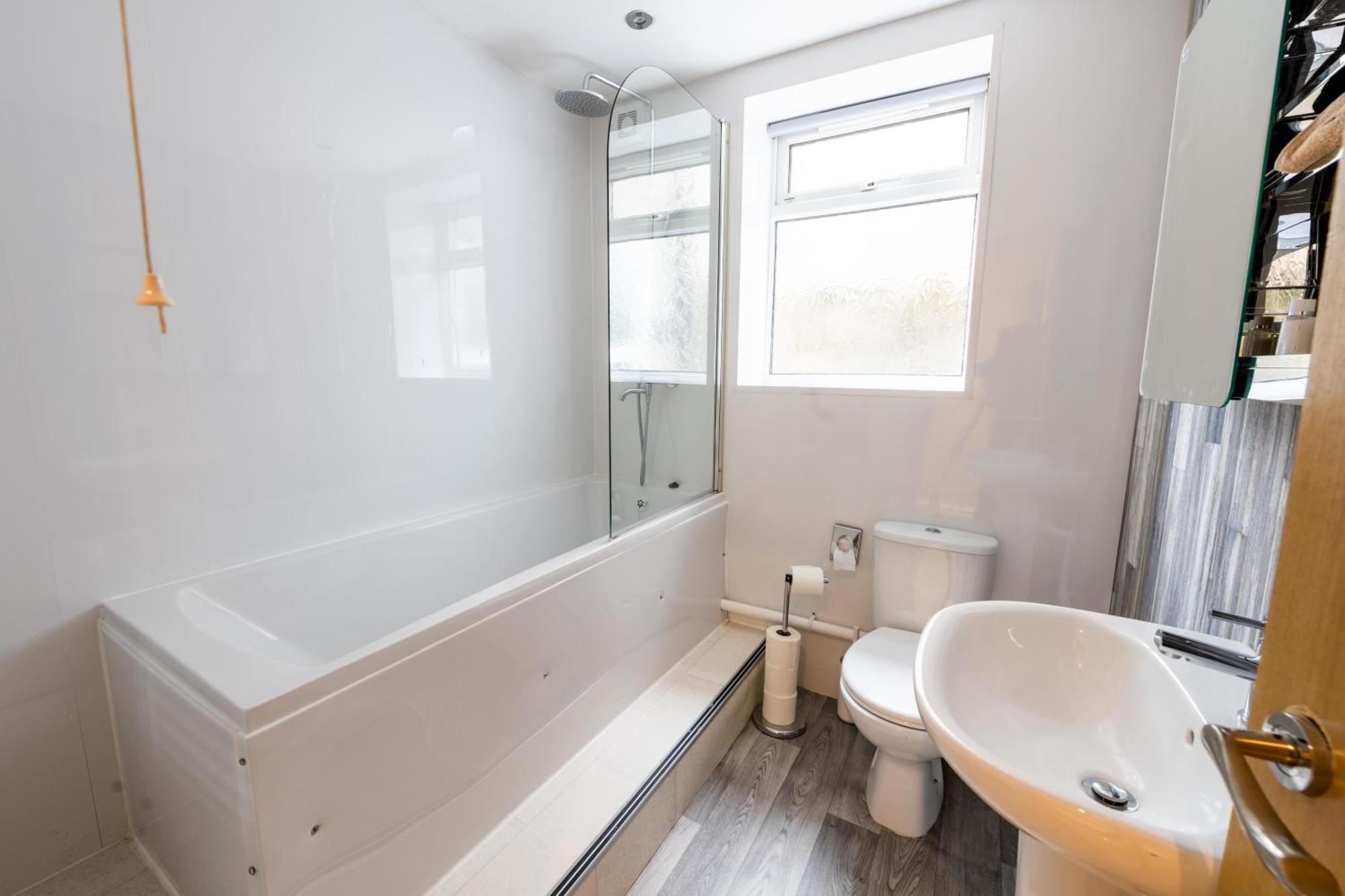 Aaron Wise - 17 Fitzhamon Apartments Cardiff Bagian luar foto