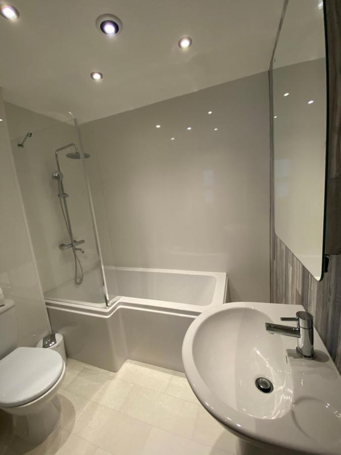 Aaron Wise - 17 Fitzhamon Apartments Cardiff Bagian luar foto