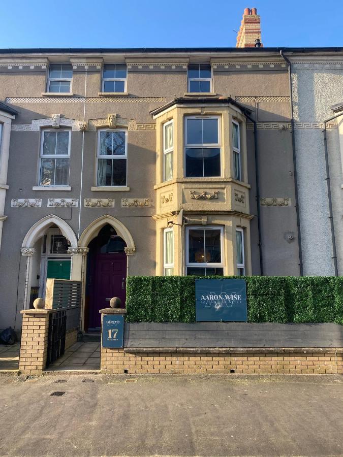 Aaron Wise - 17 Fitzhamon Apartments Cardiff Bagian luar foto